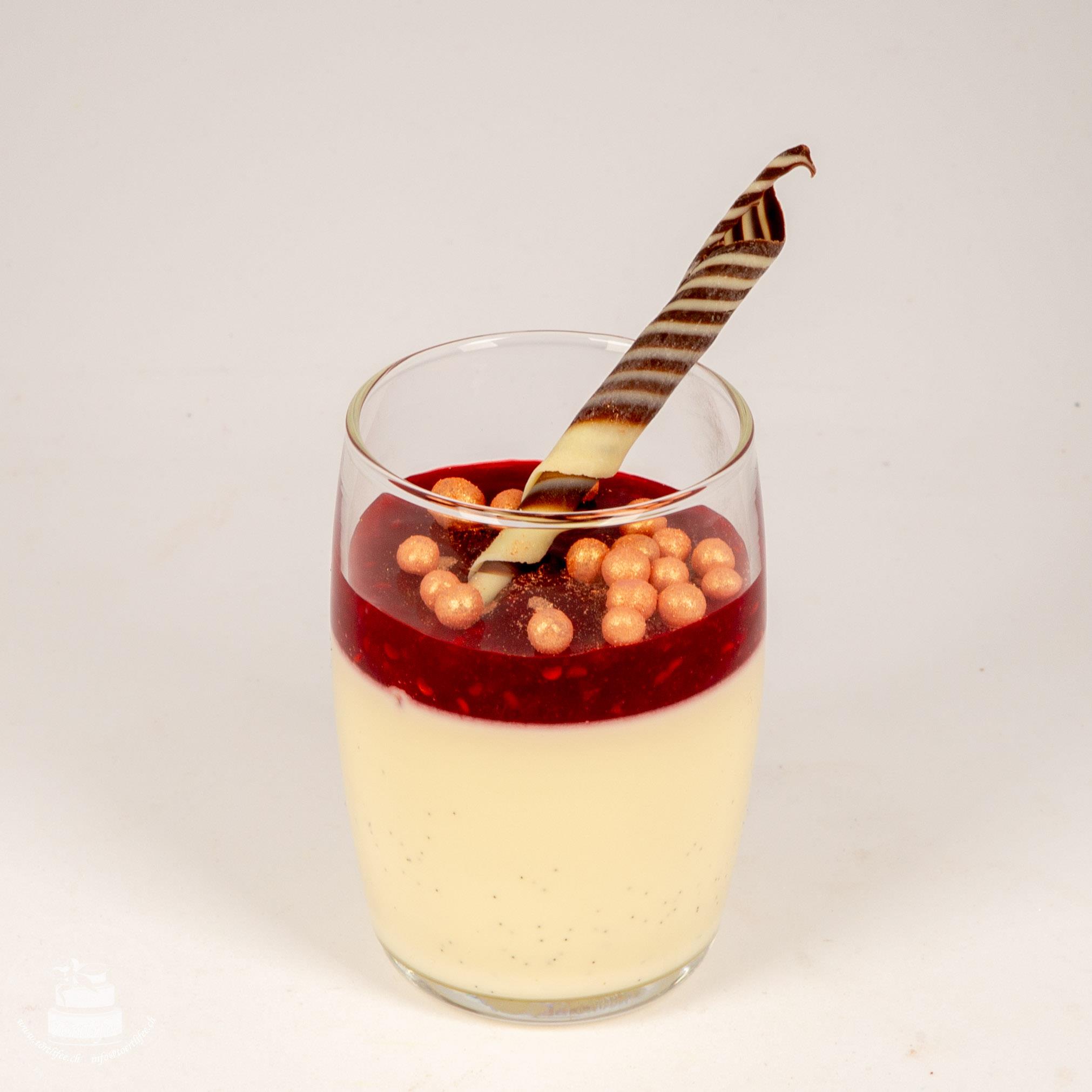 Panna Cotta mit Frucht Spiegel im Glas / Becher (10cl) Panna Cotta mit Frucht Spiegel im Glas / Becher (10cl)