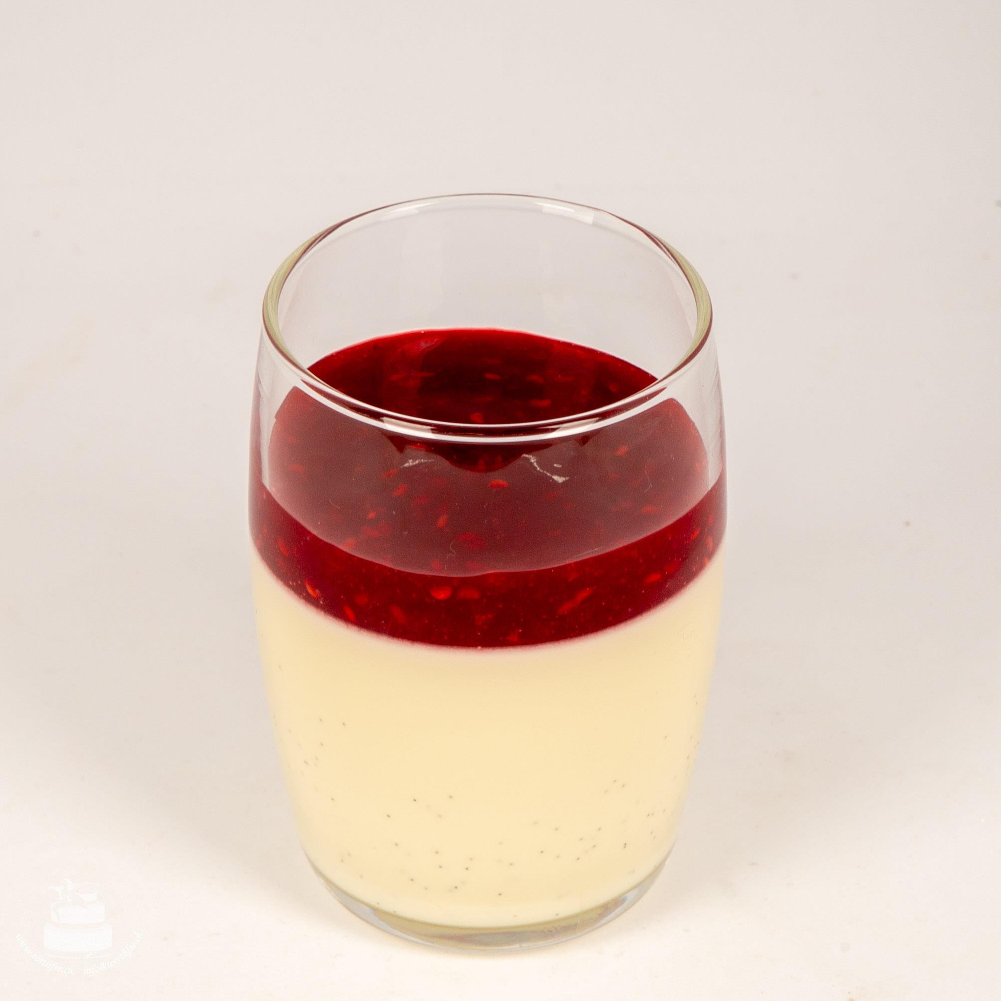 Panna Cotta mit Frucht Spiegel im Glas / Becher (10cl) Panna Cotta mit Frucht Spiegel im Glas / Becher (10cl)